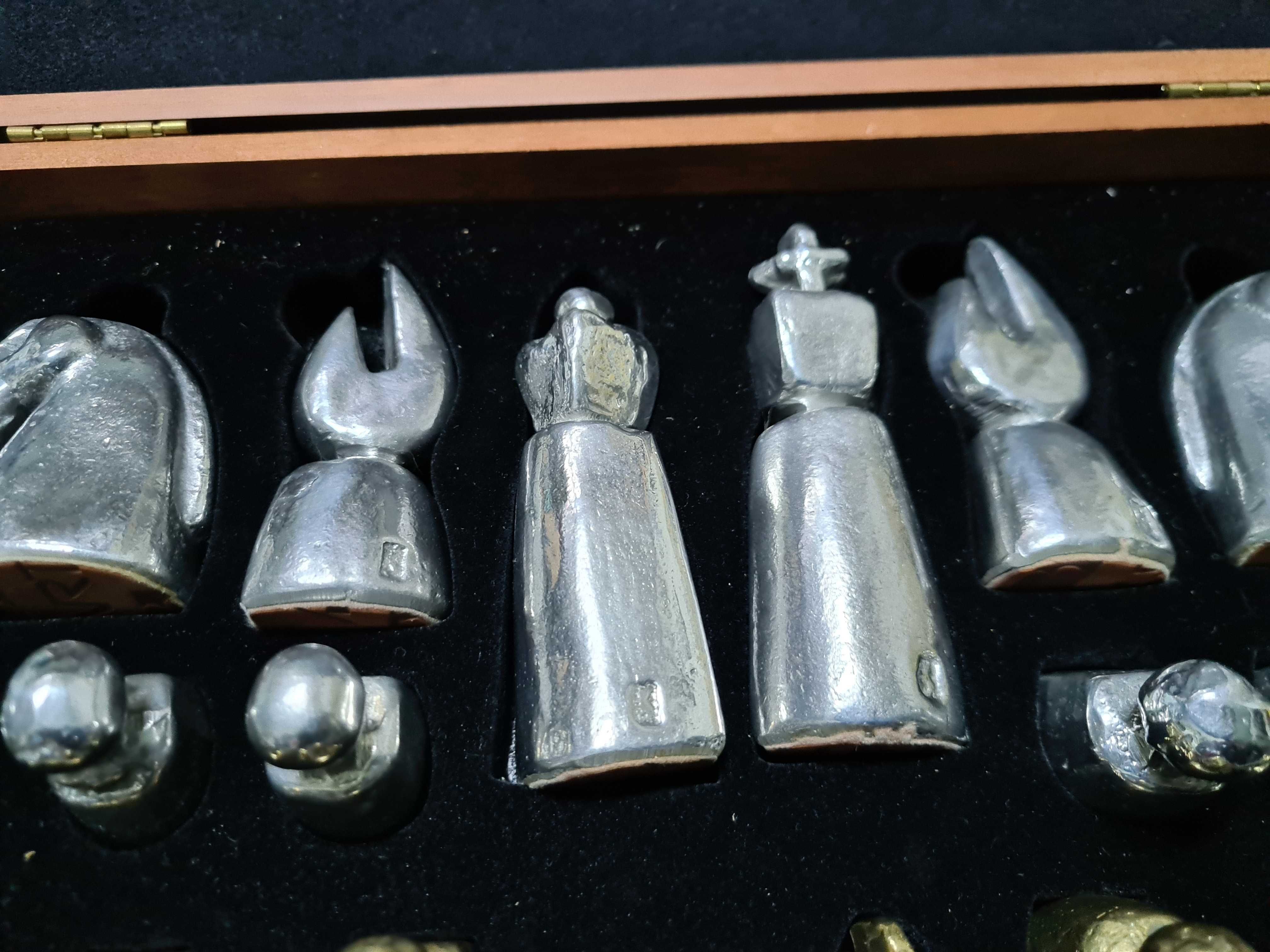 Xadres Medieval artístico com tabuleiro em pele