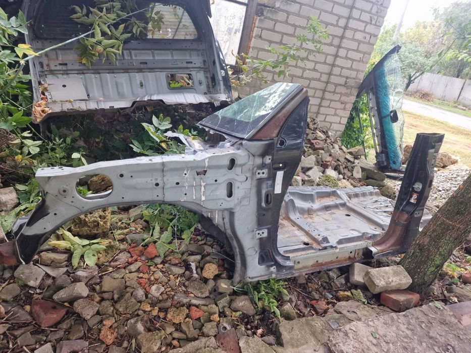 Продам передню ліву четверть кабіни Nissan Navara D40