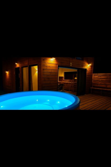 Domek drewniany nad jeziorem całoroczny jacuzzi balia bania sauna