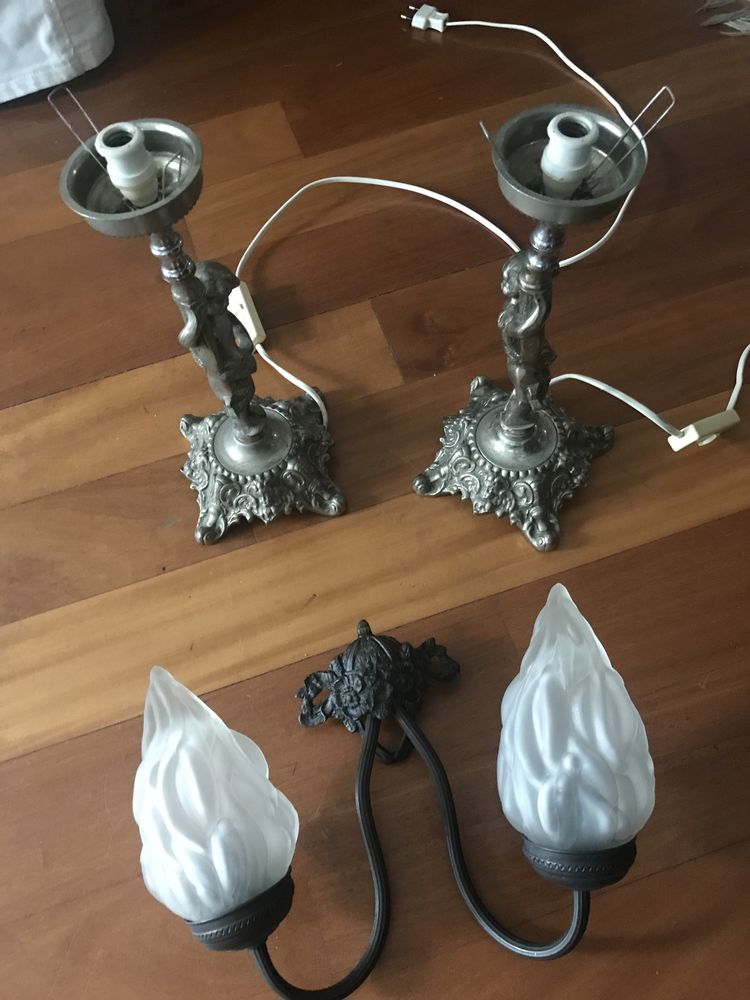 Candeeiro de parede e mesinha cabeceira