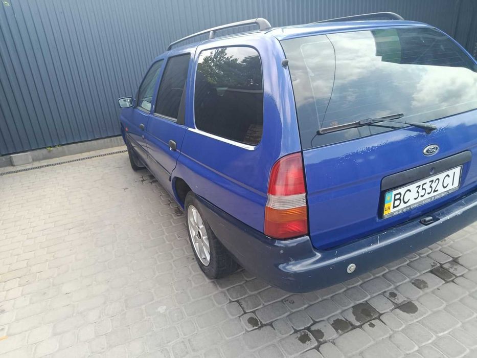 Машина Ford escort