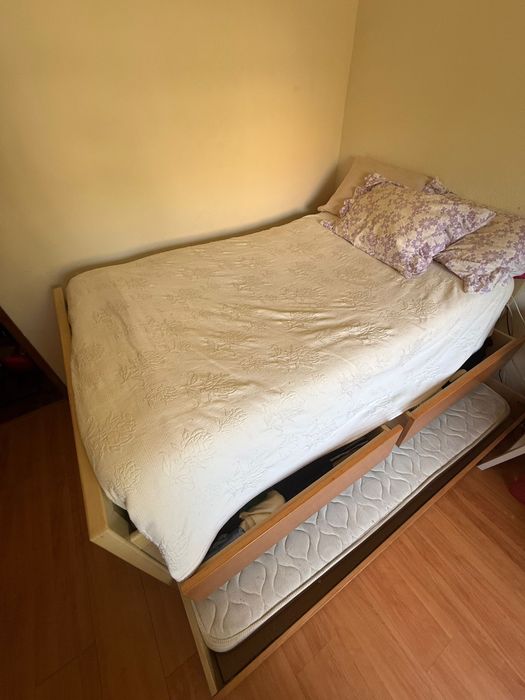 Cama Dupla em madeira maciça c/ dois gavetões e dois colchões novos.