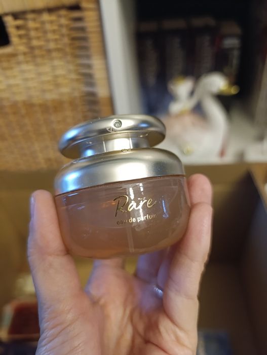 Rare Beauty perfumy i zestaw kosmetyków