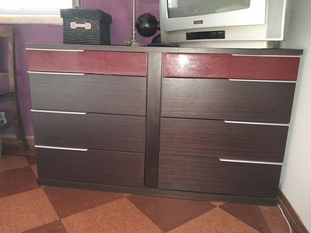 Conjunto de cama em lacado vermelho, com luz branca e negra + cómoda