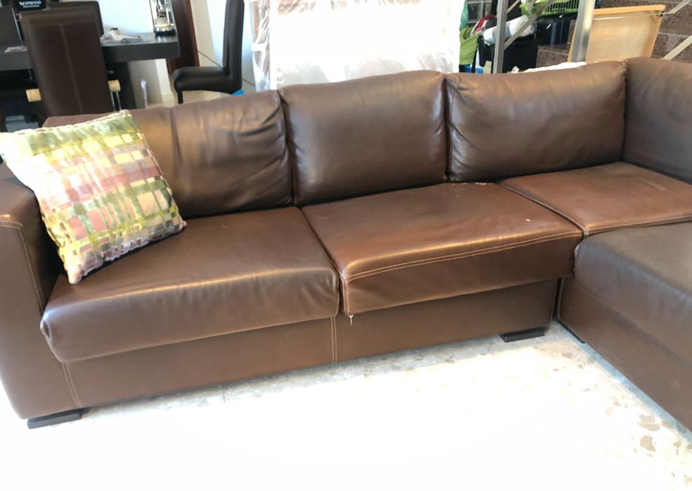 Sofa em pele com chaise longue