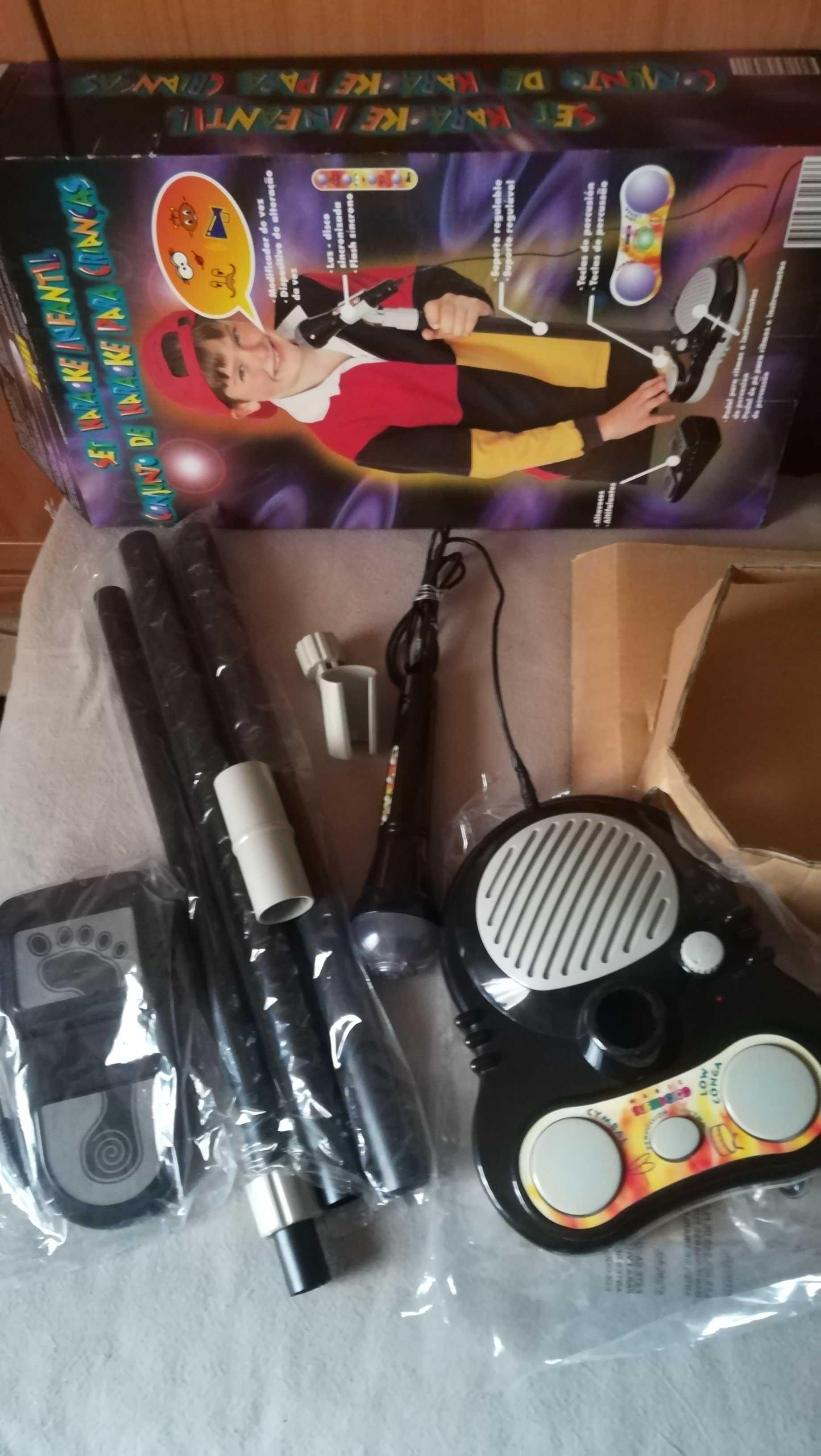 Conjunto de Karaoke (microfone e amplificador com ritmos)