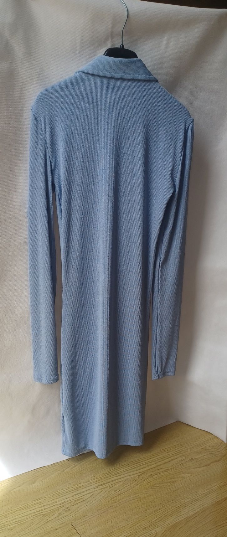 Piękna niebieska błękitna sukienka H&M XS 34 guziki modelująca kształt