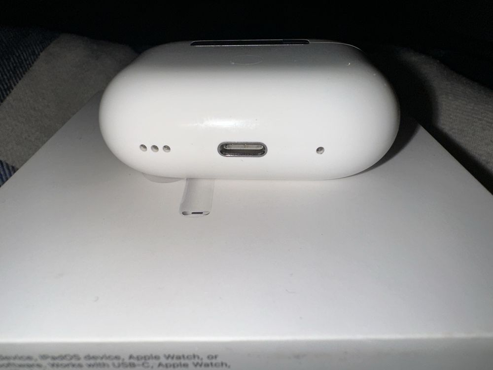 Airpods pro 1. Кейс, и левый наушник.