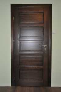 Drzwi wewnętrzne drewniane z montażem w8