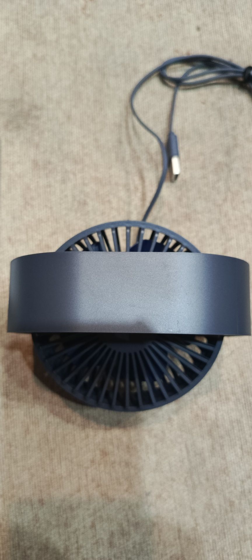 Wentylator stołowy Natural Fan zasilany przez USB.