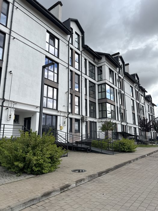 Продаж комерційних приміщень з дизайнерським ремонтом та ділянкою