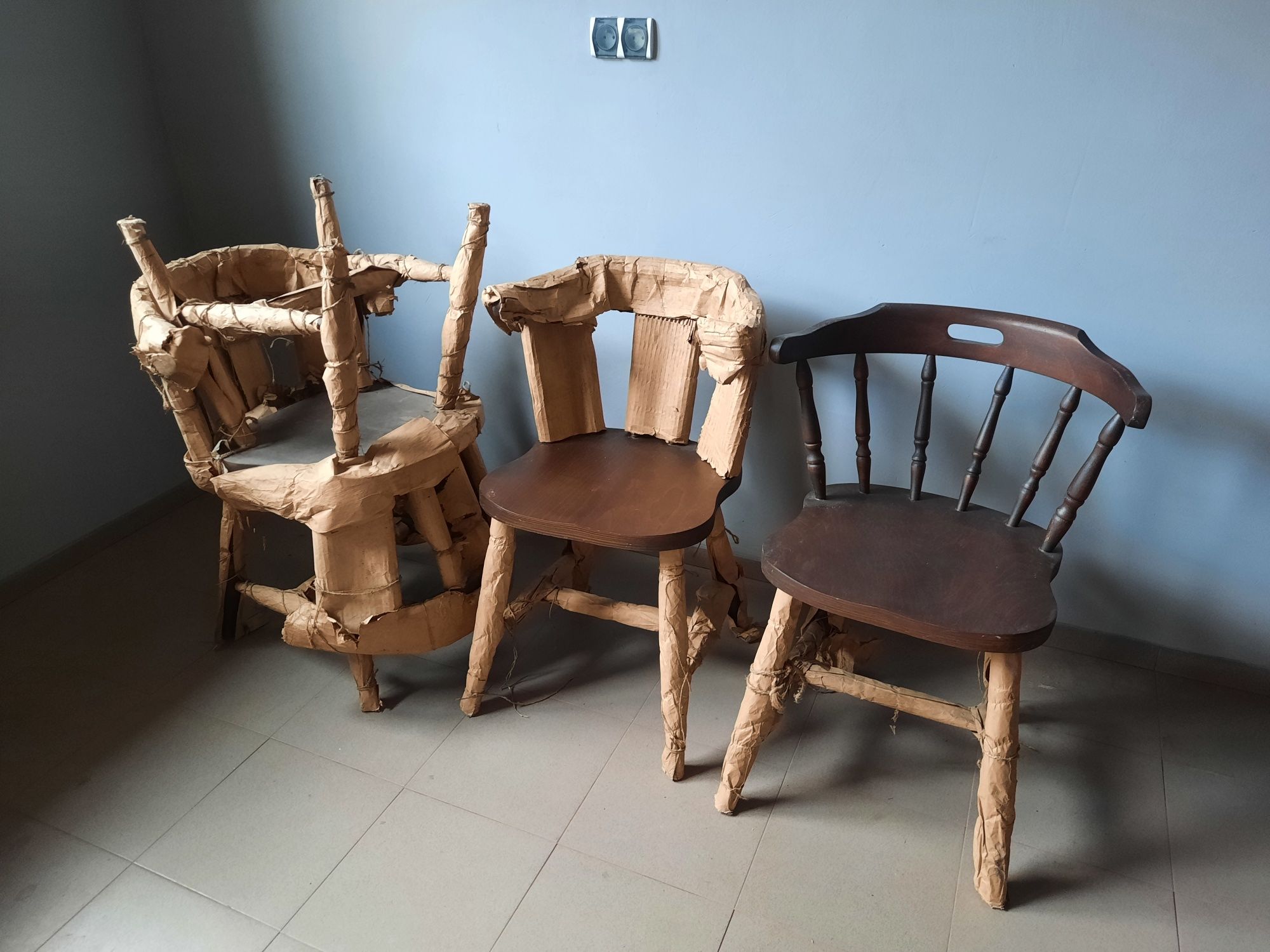 Stół rozkładany  + 4 krzesła.