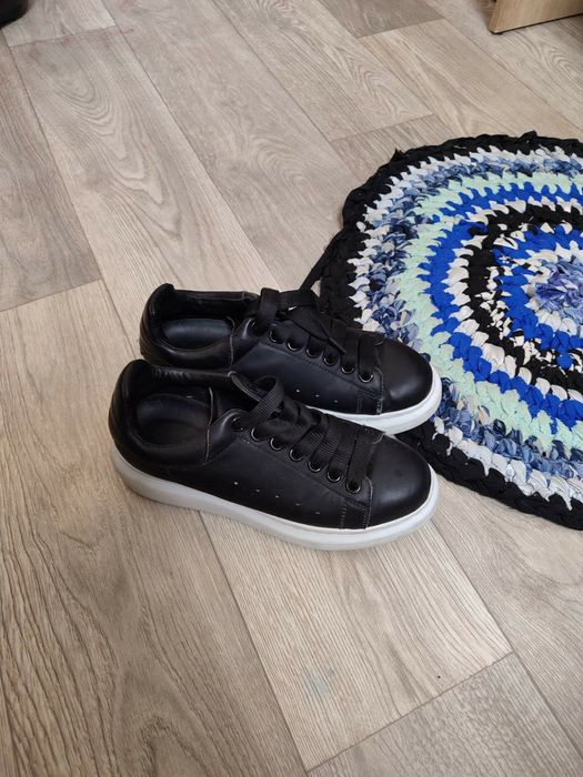 Кросівки жіночі продам