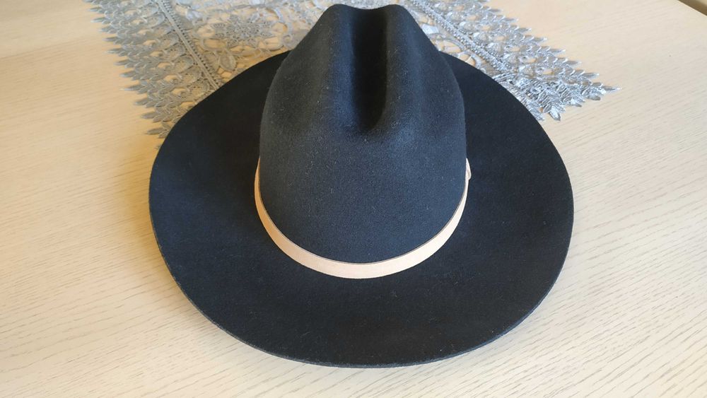 Czarny, elegancki kapelusz damski