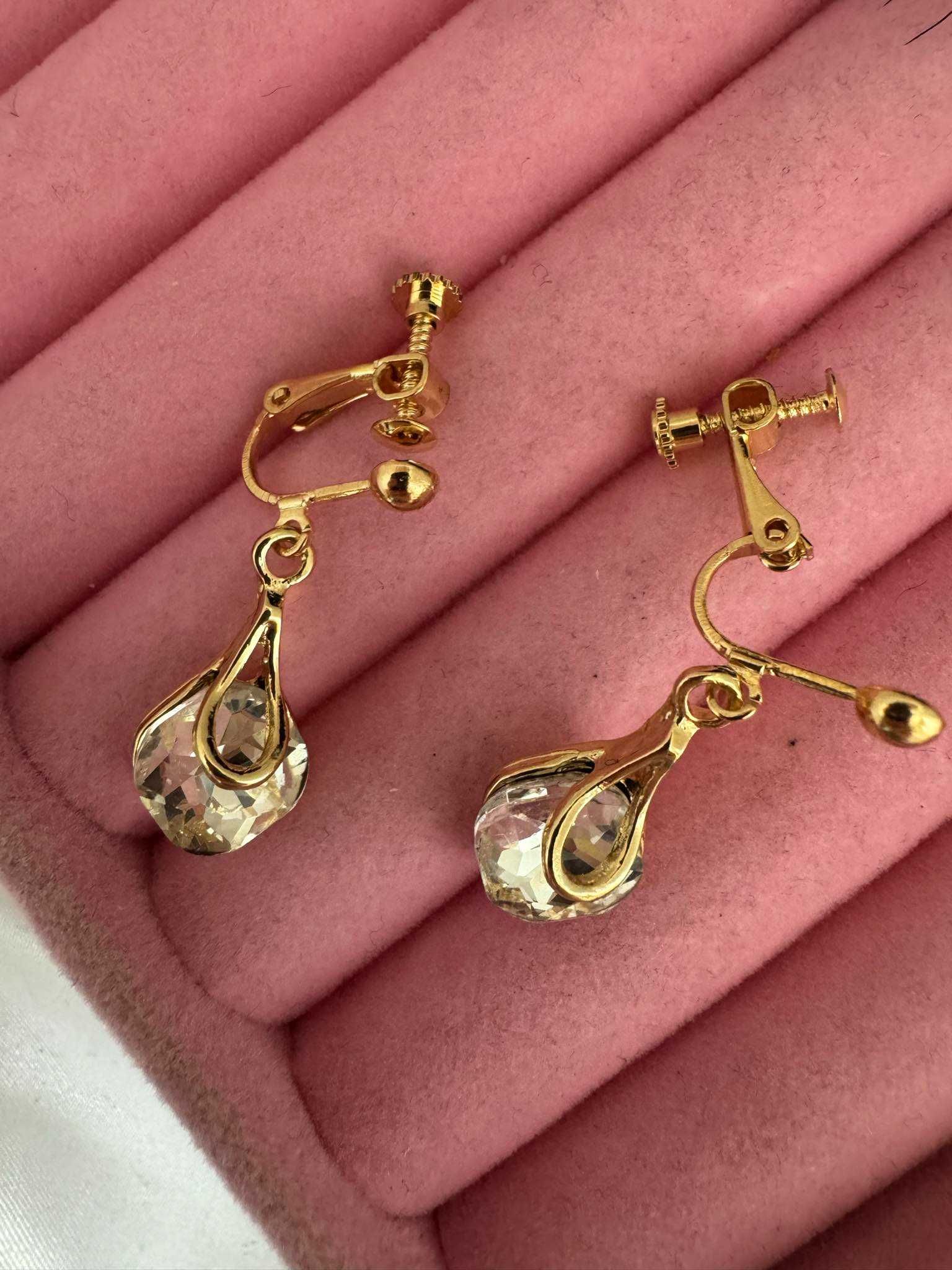 Komplet biżuterii klipsy naszyjnik w kolorze złotym cyrkonia z11