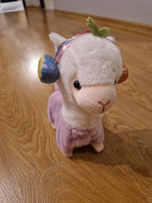 Lama, chodząca i wydająca dźwięki