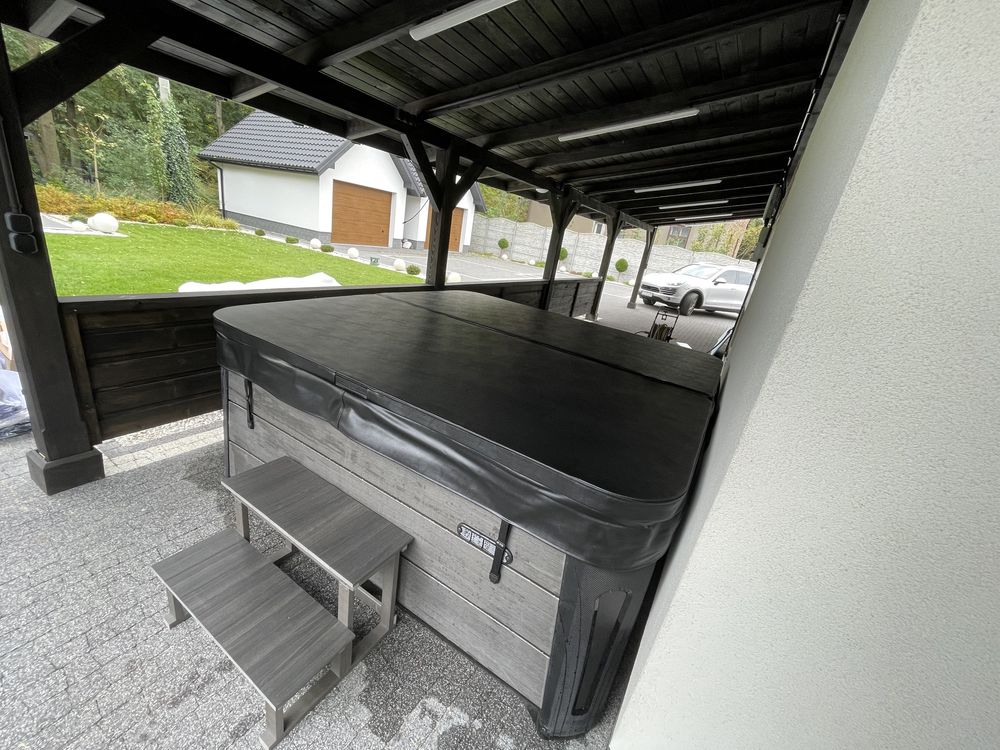 Jacuzzi Ogrodowe WiFi 5 osobowe 4 pompy Audio  Platinum Spas Barcelona