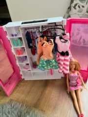 Sprzedam szafę Barbie z ubraniami i lalką