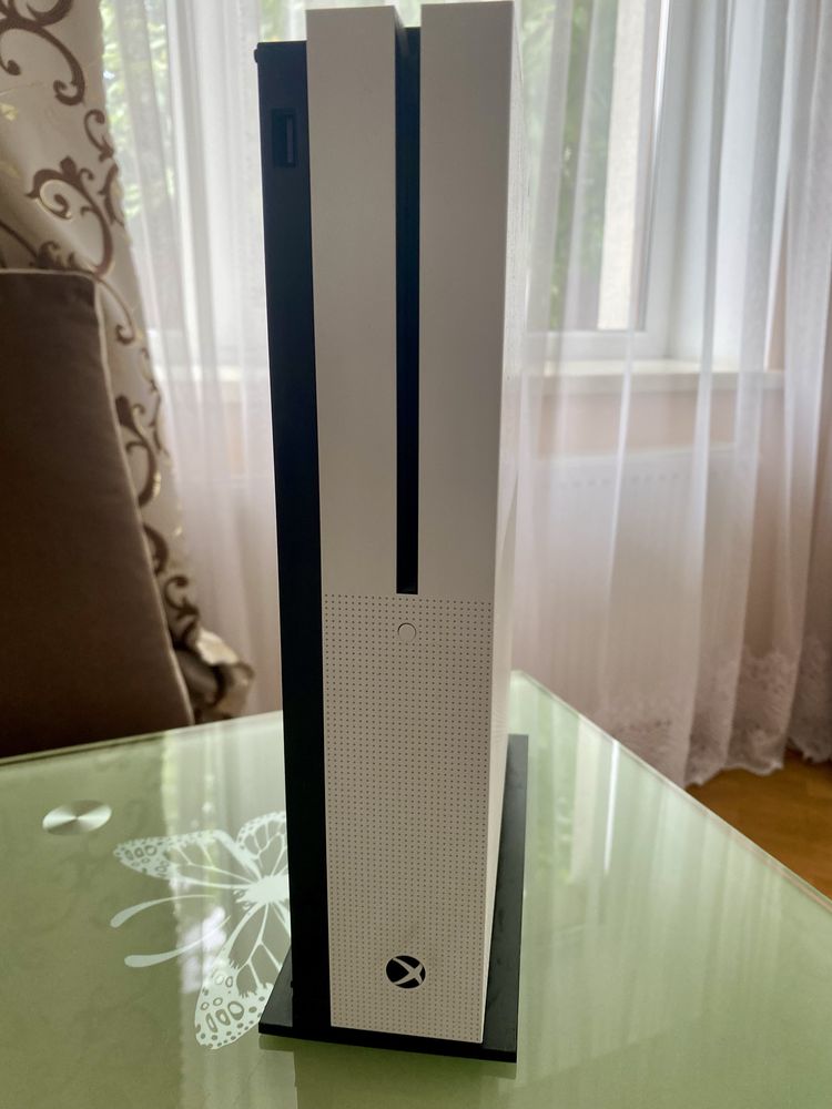 Продам Xbox One S 1 tb !!!