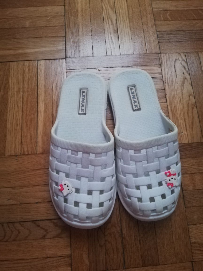 Klapki na basen/plażę Hello Kitty w r 33 długość wkładki 19,5 cm