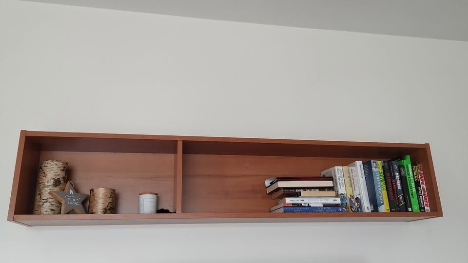 Półka do salonu Komandor wiśnia, prosta, solidna