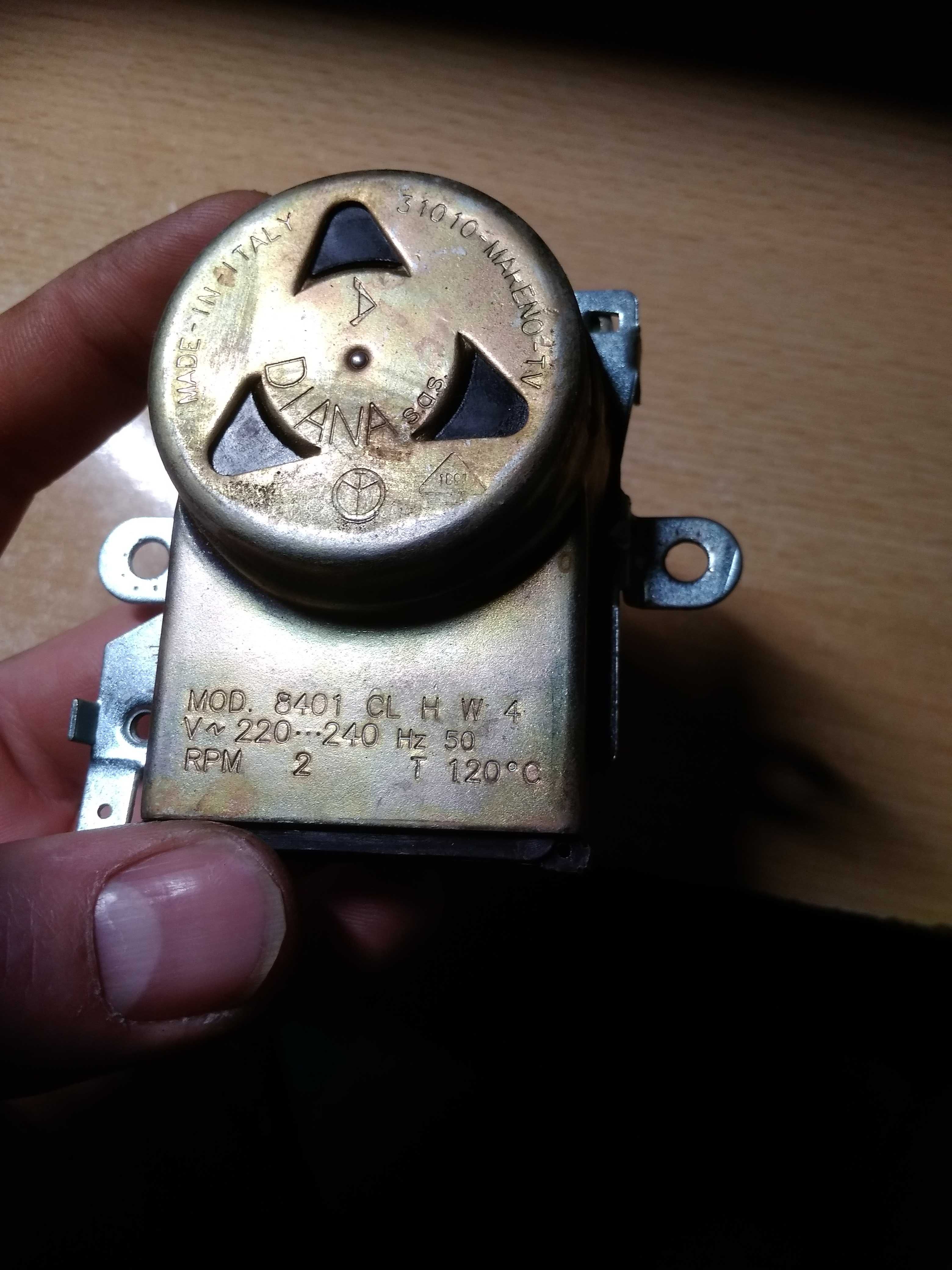 Silnik synchroniczny z przekładnią 956 2/2,4RPM MARENO