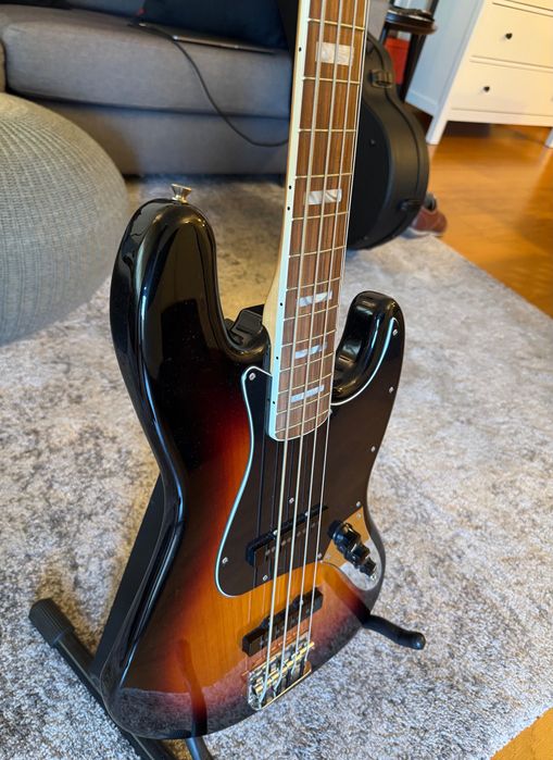 Baixo Fender Vintera 70s Jazz - 3-Color Sunburst