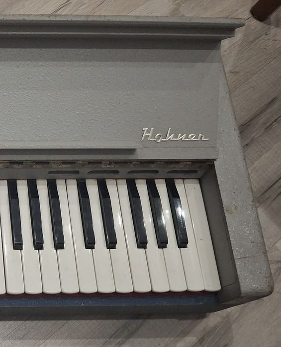 Órgão antigo portátil em caixa de madeira