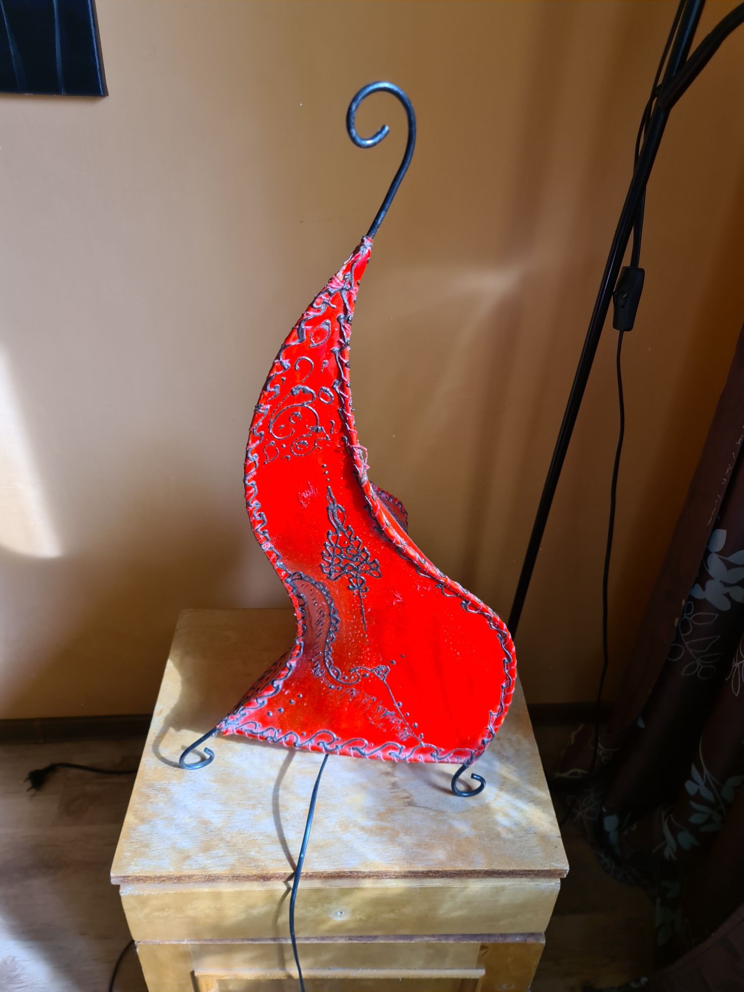 Lampa skóra ręcznie robiona czerwona