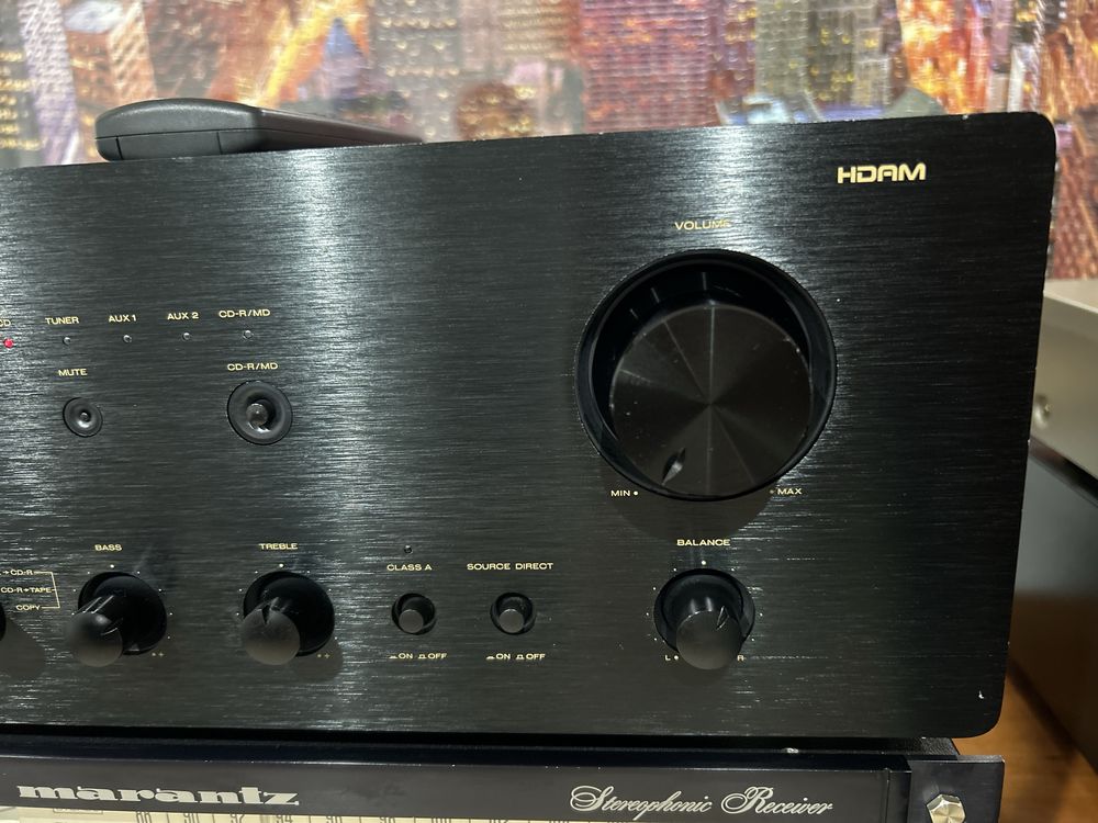 Amplificador Marantz PM-7200 com comando.
