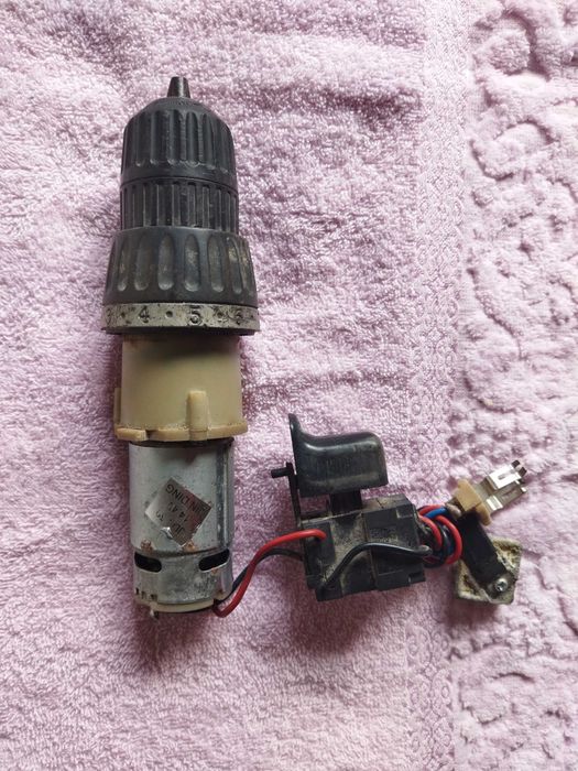 Шуруповёрт,мотор,редуктор,кнопка,патрон(запчасти).