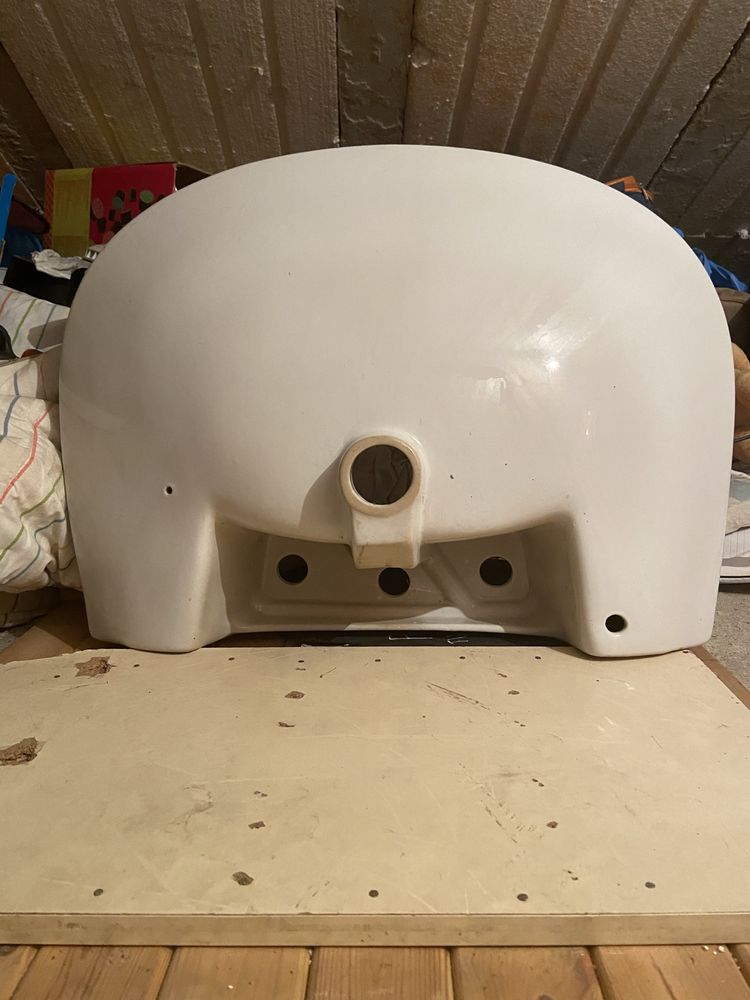 lavatório  grande de casa banho cor branco