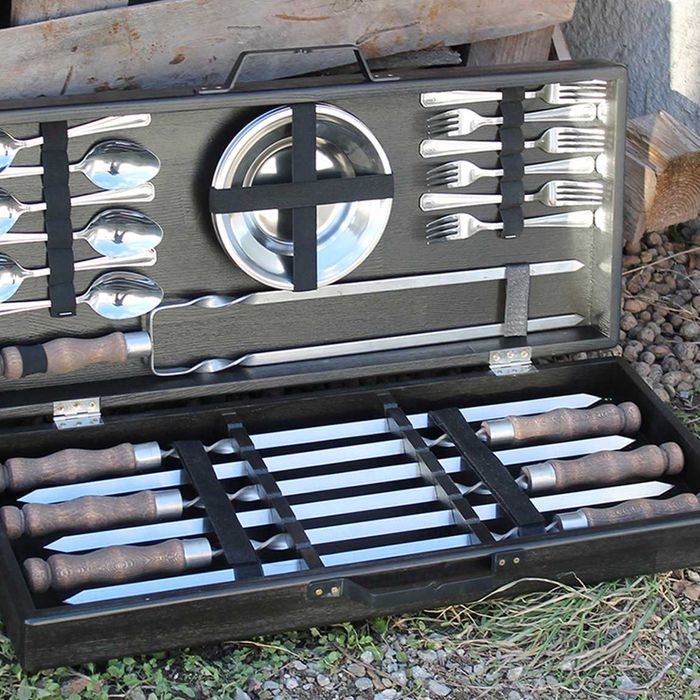 Для подарунку кейс з посудом для гриля зручні з ручками шампури