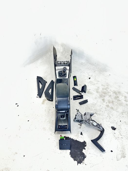 Audi A3 8P tunel środkowy wybierak przycisk podłokietnik 5D lift