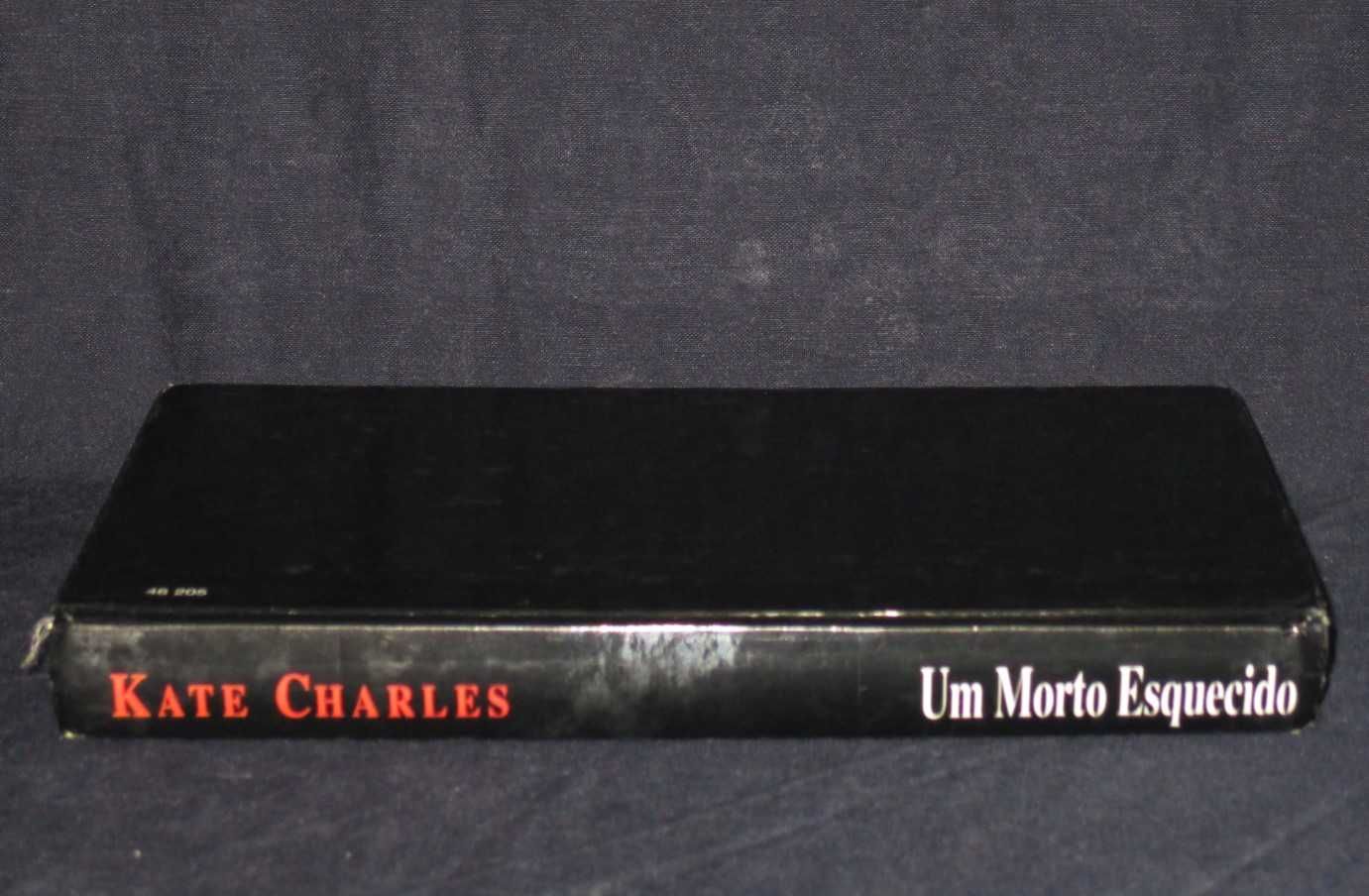 Livro Um morto esquecido Kate Charles