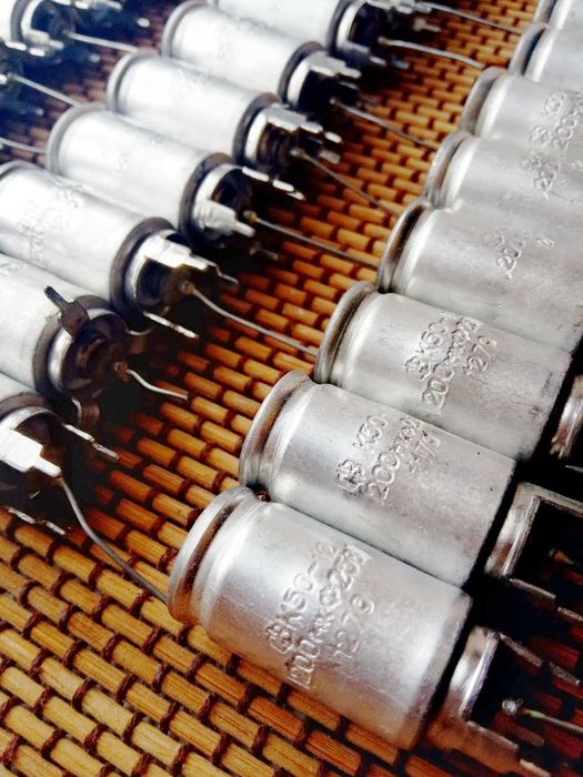 Набір: конденсатори електролітичні К50-12, 200мкф x 25в (електроліти)