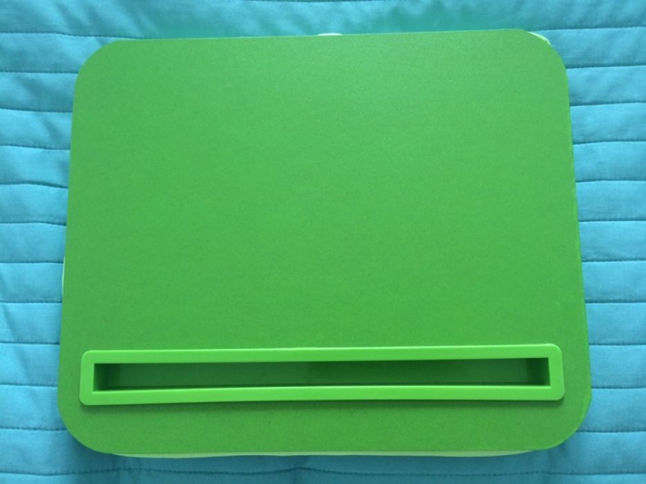 Podstawka pod tablet z poduszką i twardym stoliczkiem