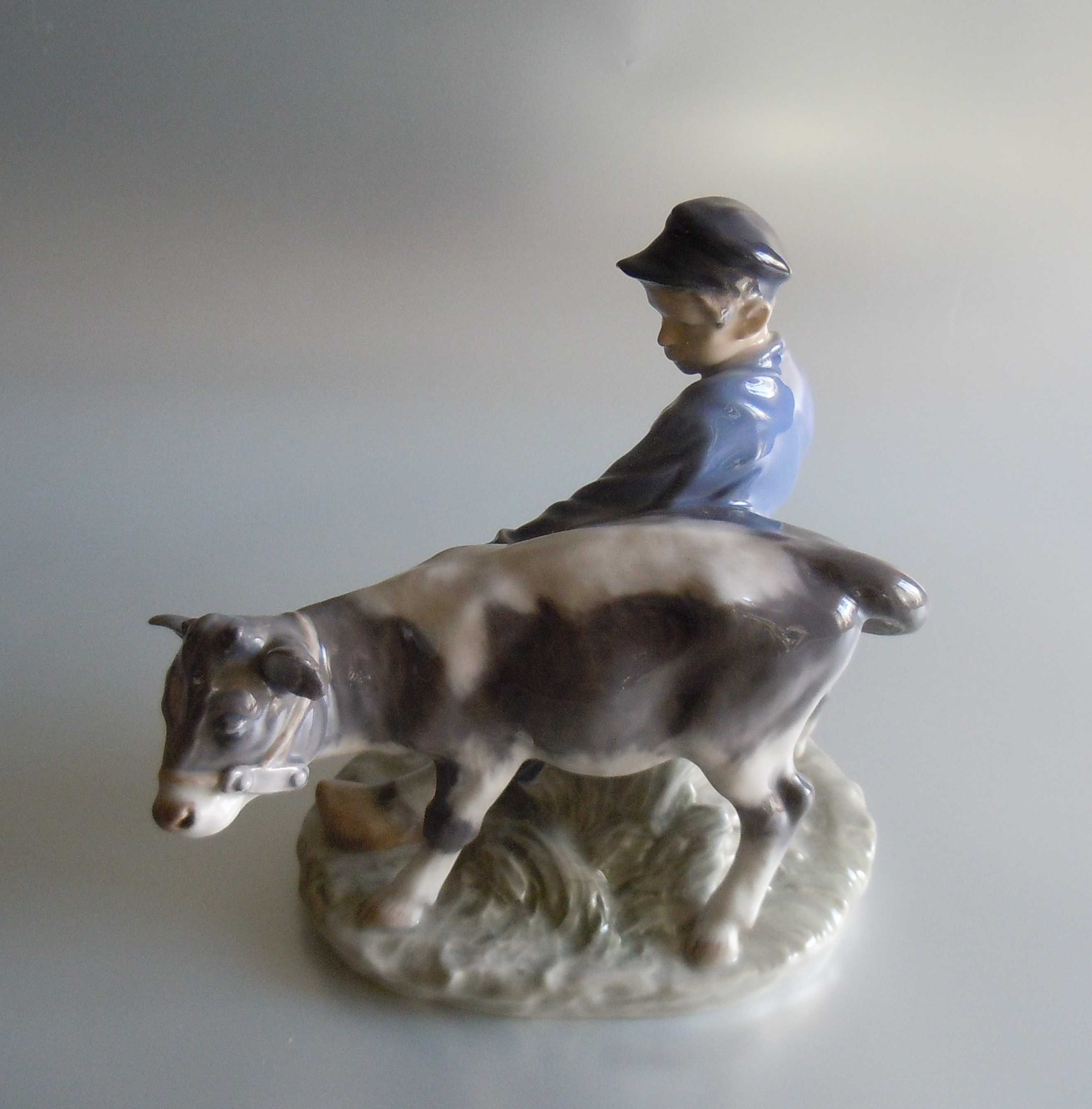 Figurka Royal Copenhagen "Chłopiec z cielakiem" Ch. Thomsen 1960r.
