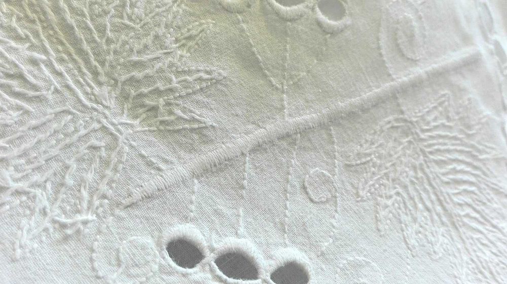 Toalha Artesanal com Bordados -  Nova - OPORTUNIDADE
