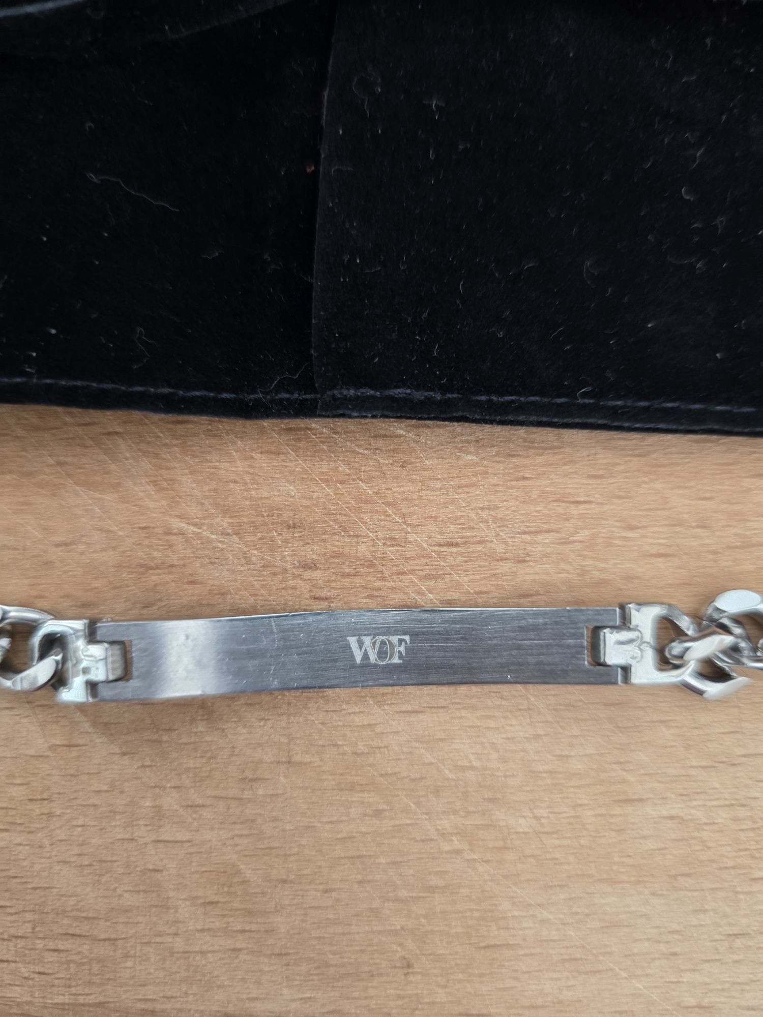 Pulseira em aço.