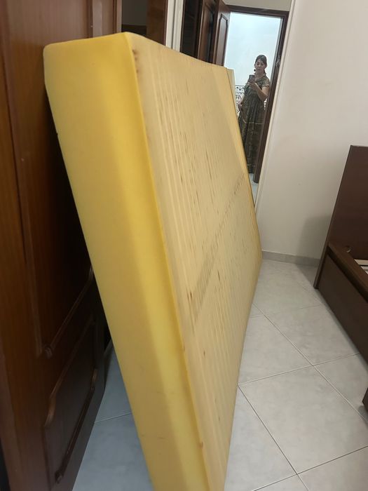 Cama com mesa de cabeceira