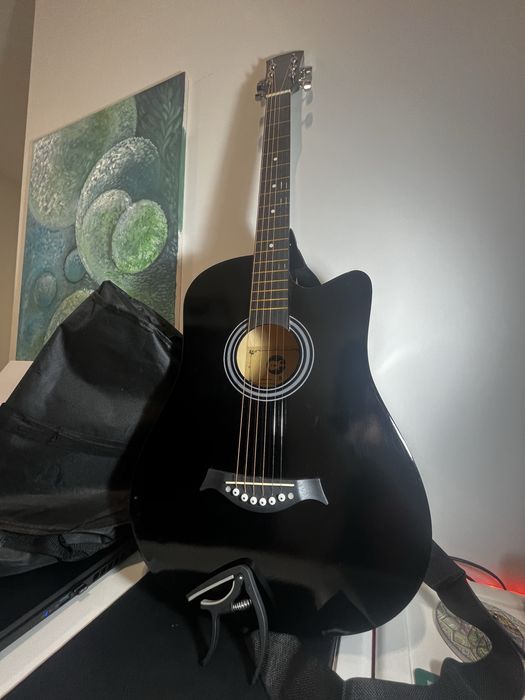 Violão acústico preto preto com capa, correia e capotraste-