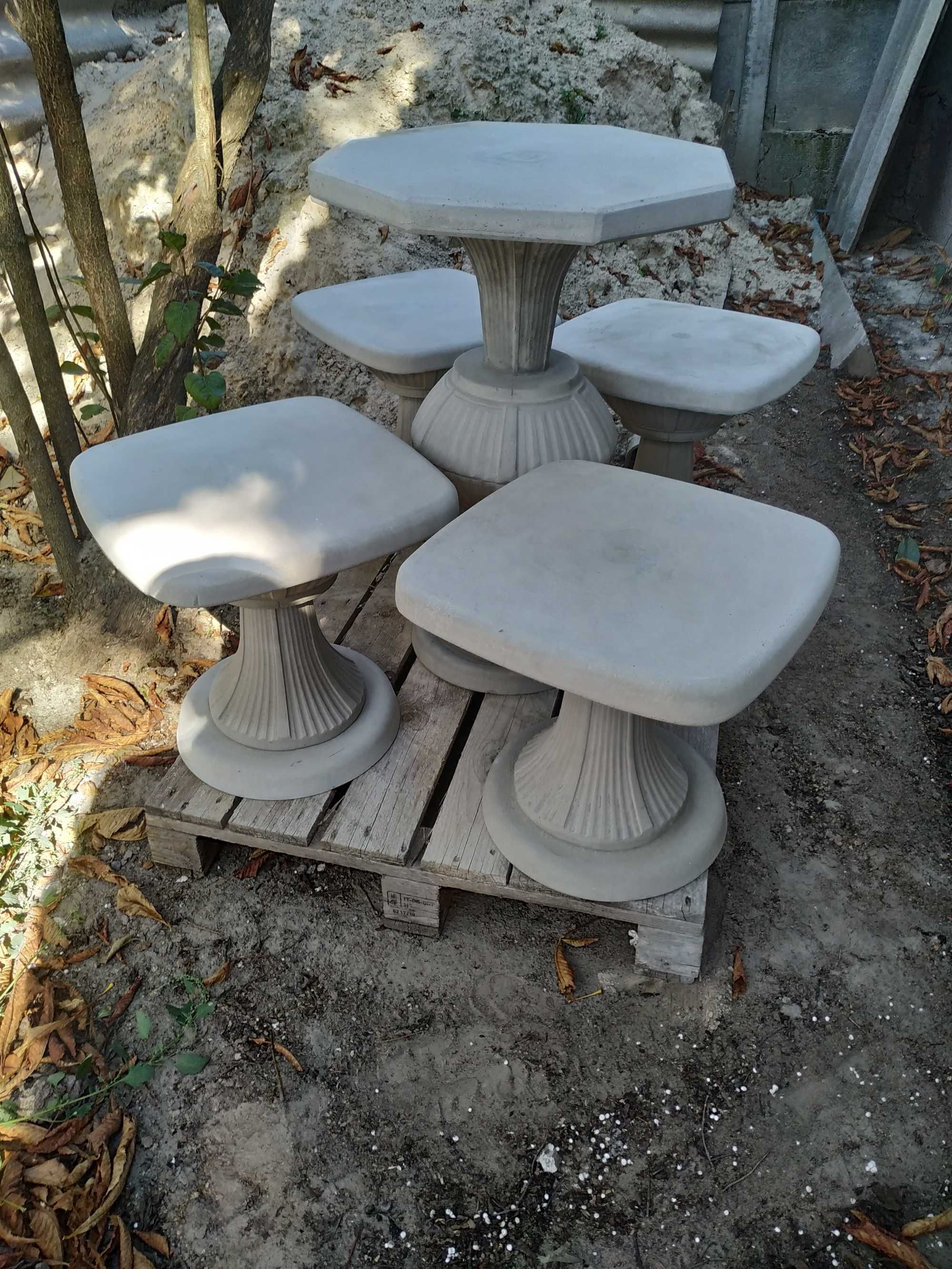 Стол плюс стулья из бетона