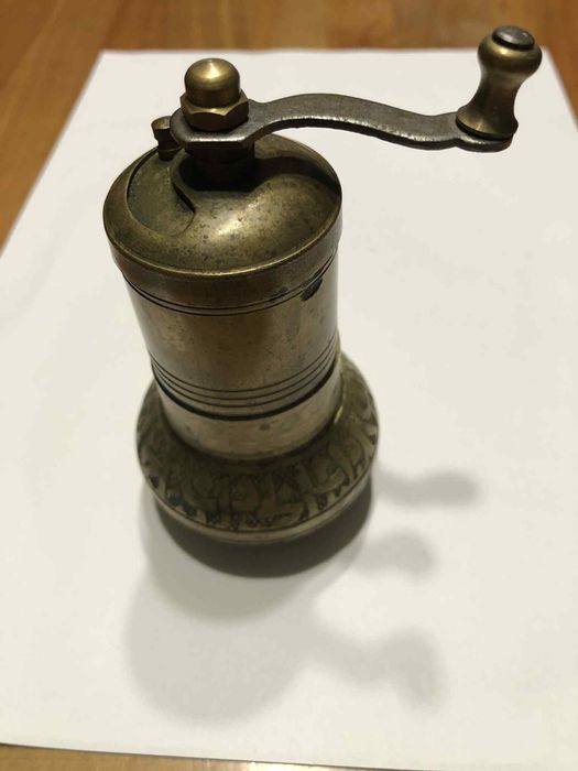 Stary,mosiężny,grawerowany (turecki) młynek do pieprzu