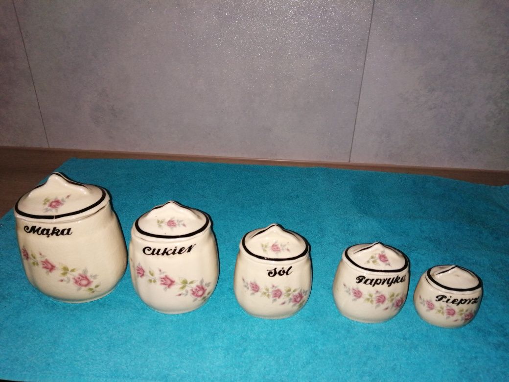 Sprzedam 5 pojemników na przyprawy w kolorze beżowym z porcelany