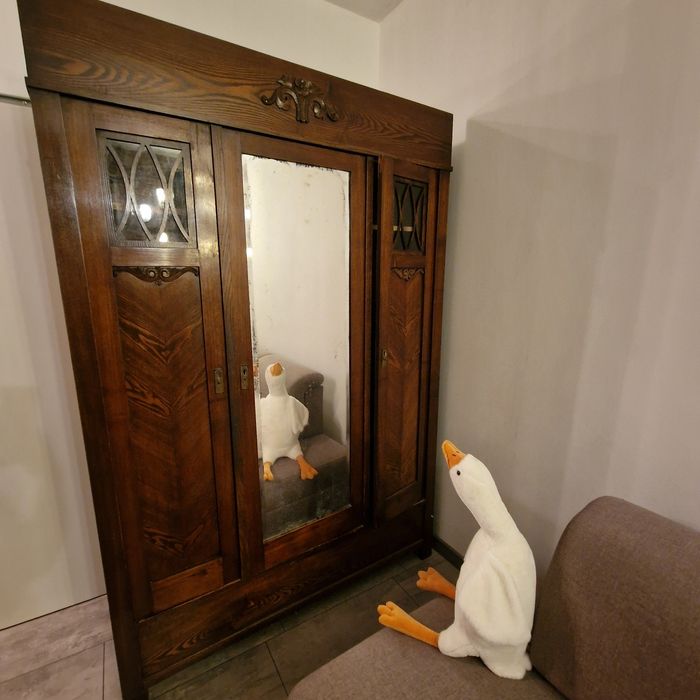 Stara drewniana szafa z lustrem – solidna, z charakterem