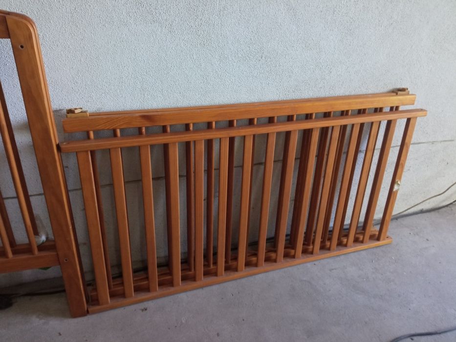 Berço de madeira com colchão