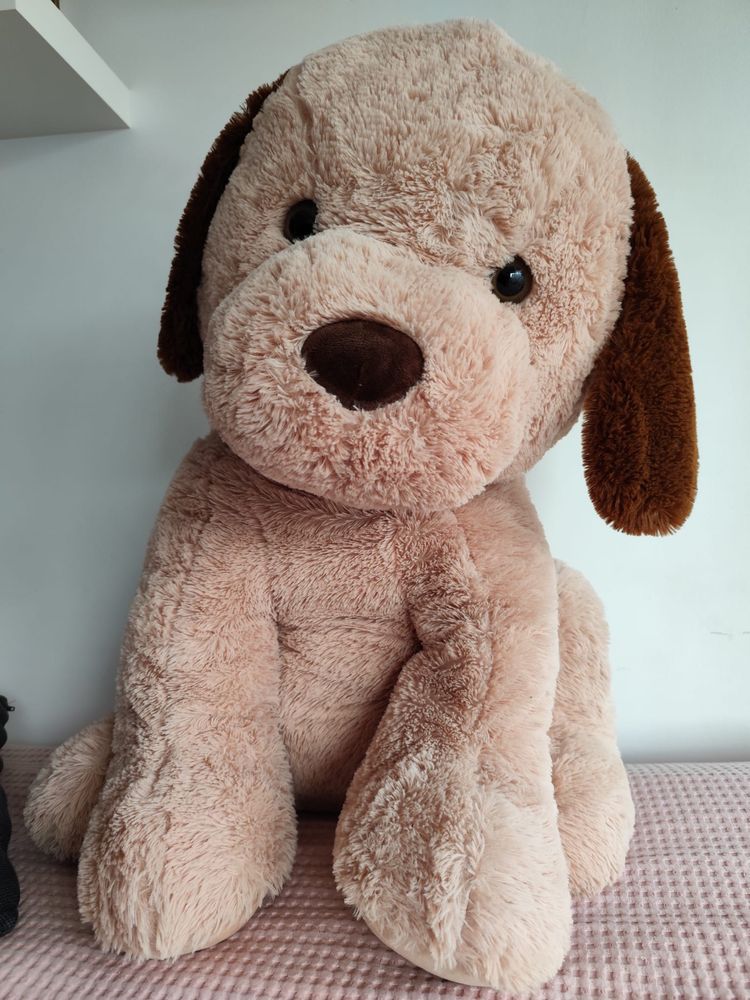 Cão de peluche grande