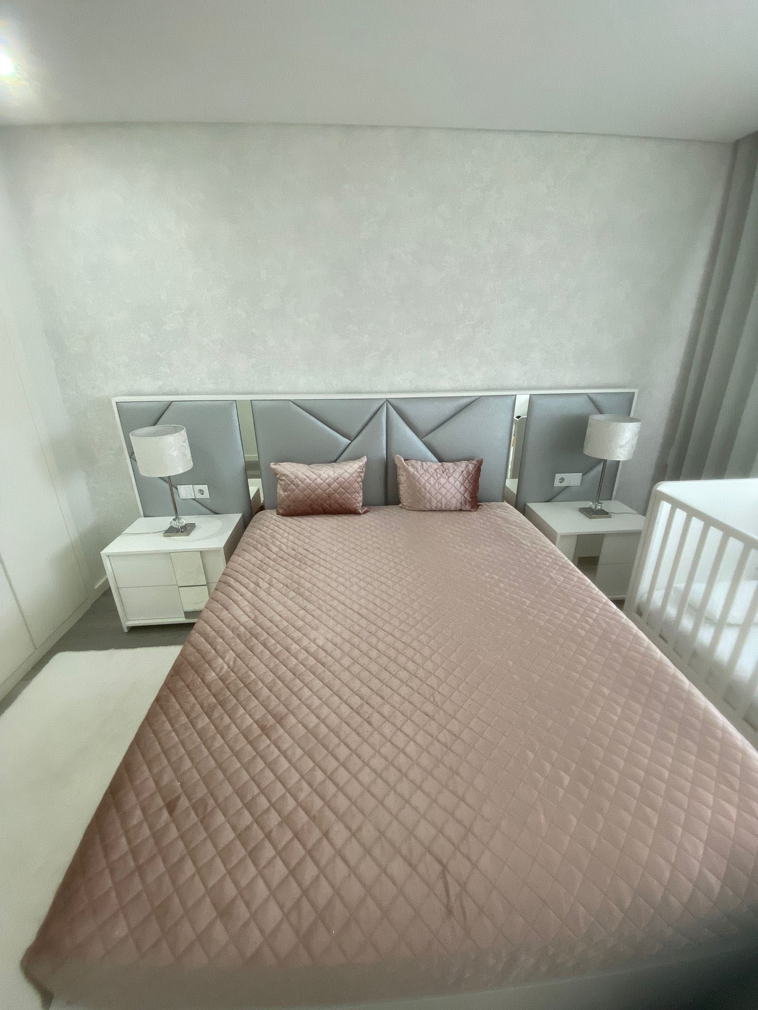 Cama com estrado elevatório + Mesas cabeceira