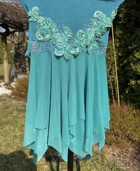 Bogato zdobiony stroj do tańca dla dziewczynki